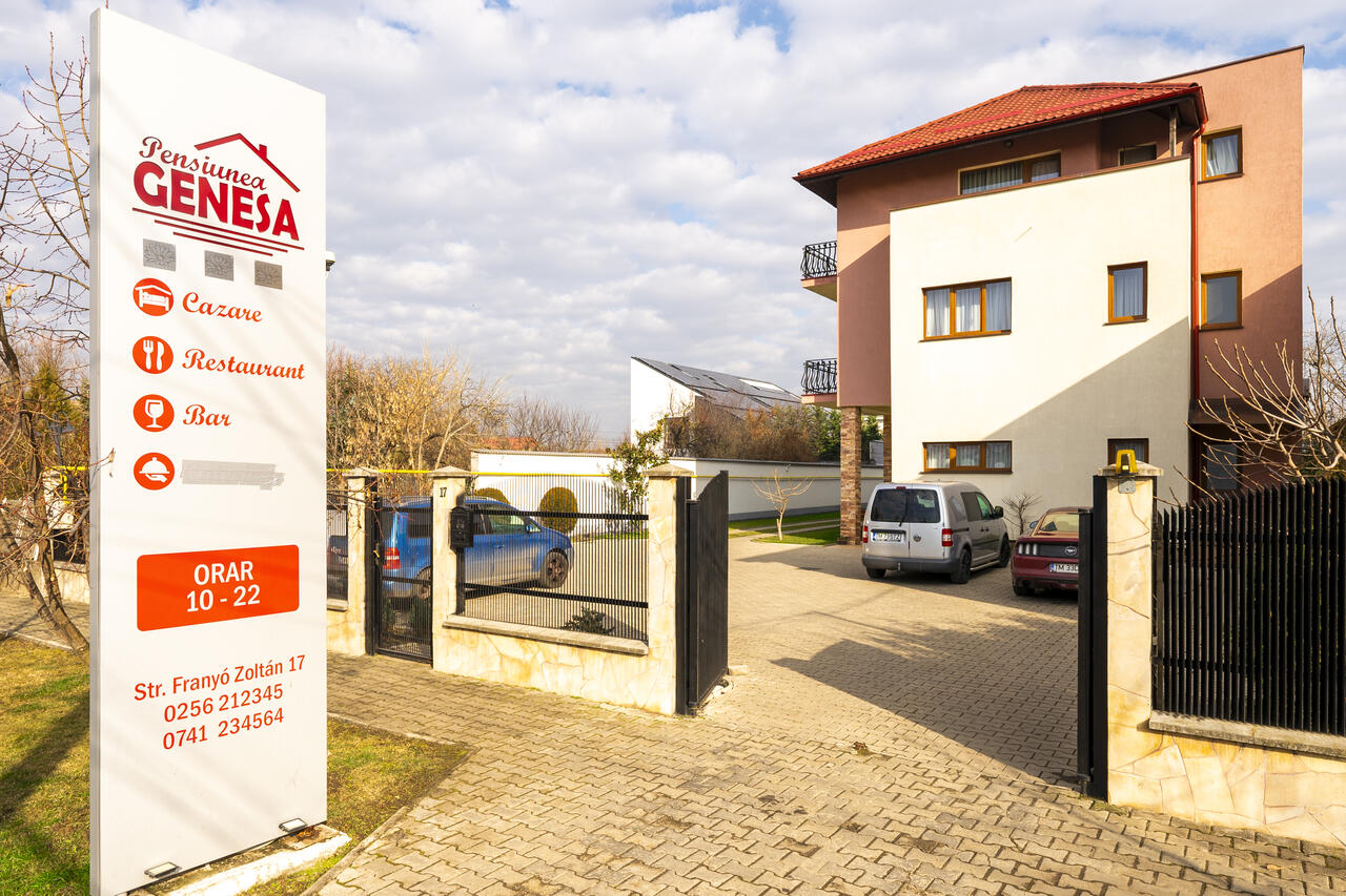 Poza cu pensiune din exterior, de la poarta