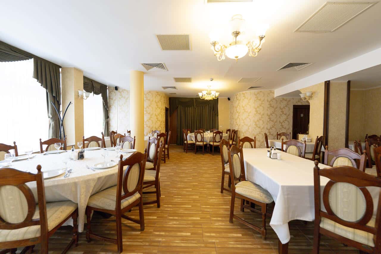 Poza meselor din sala de evenimente